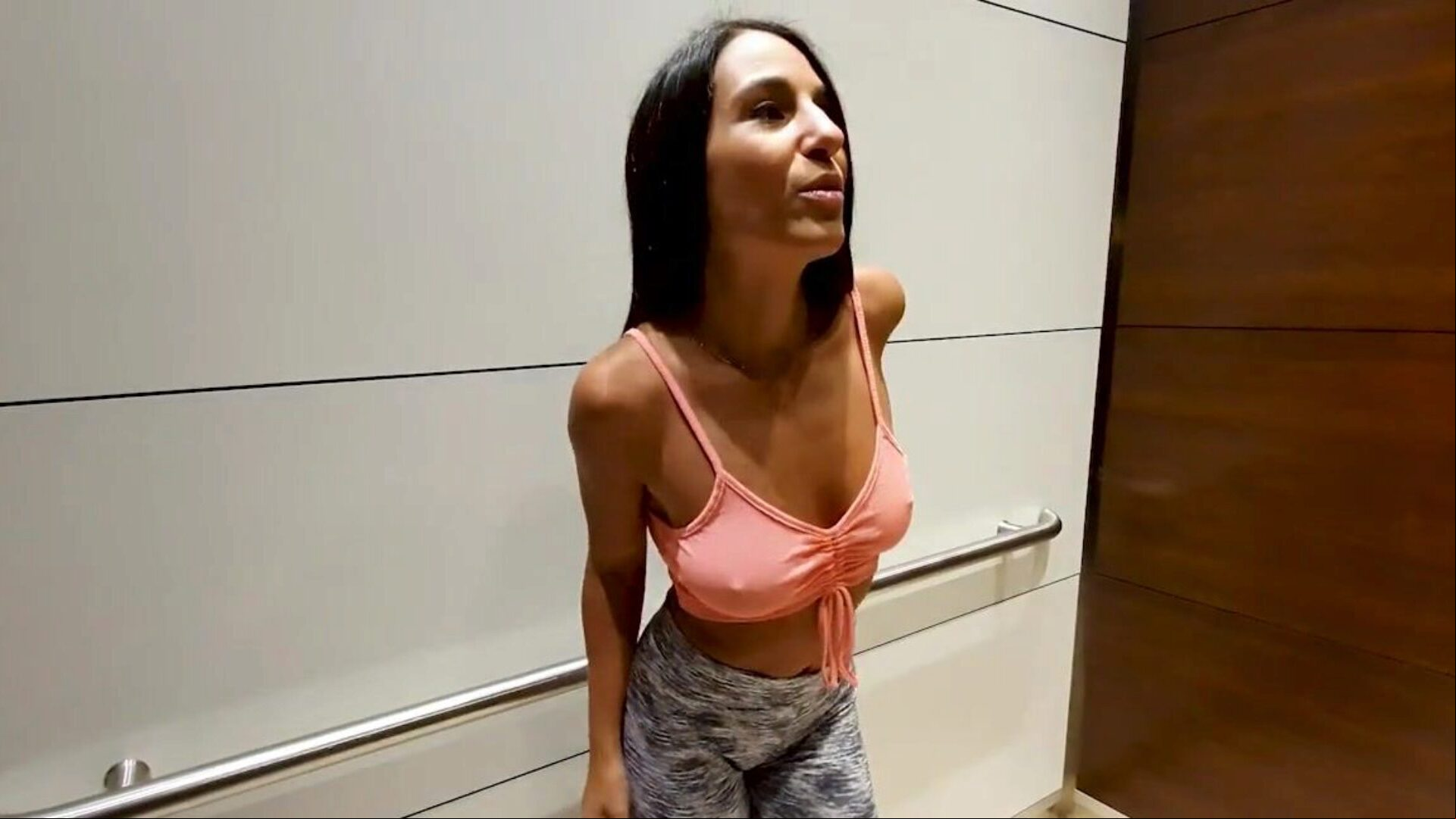 varmt i hotellets elevator, og hun dyber halsen i midtgangen - fræk danika!